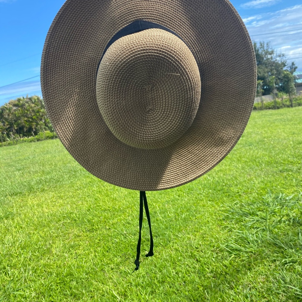 Hat with adjustable string - Picture 5 of 5